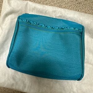 Estée Lauder Pouch